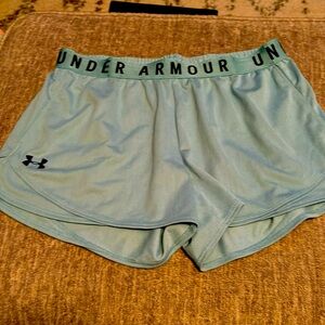 Under Armour women’s heat gear shorts 🌸bundle and save!!